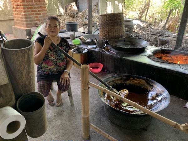 ココナッツの駅を煮詰めて砂糖へ