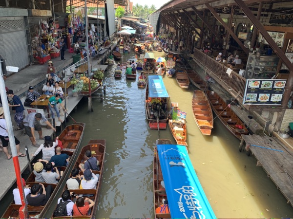 ダムヌンサムアク水上マーケットを陸上から望む