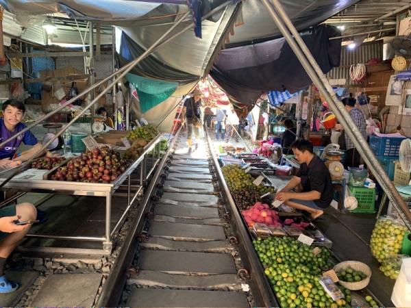 メークローン線の線路を市場が覆い尽くす