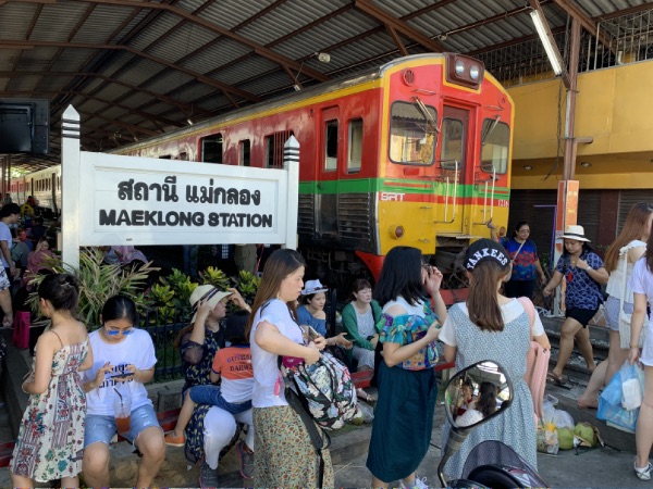 メークローン駅で鉄道を