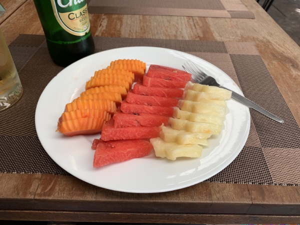 ホテルそばのレストランでフレッシュフルーツを