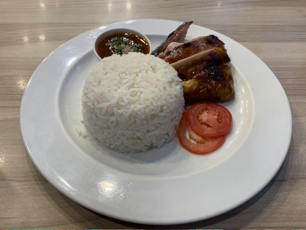 空港で鶏肉とご飯を食べる