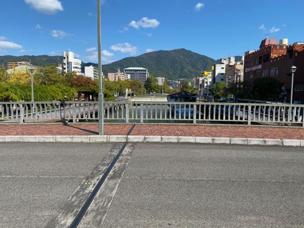 小春橋からは灰ヶ峰を望む