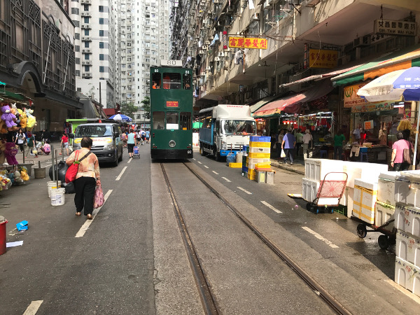 北角を走るトラム