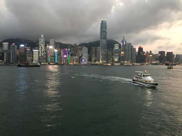 マジックアワーの香港島の夜景