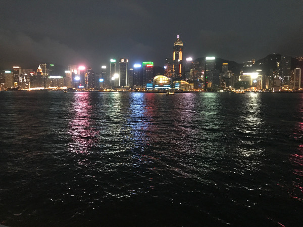 日が暮れての香港島の夜景