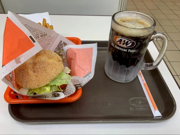 A&Wのハンバーガーとルートビア