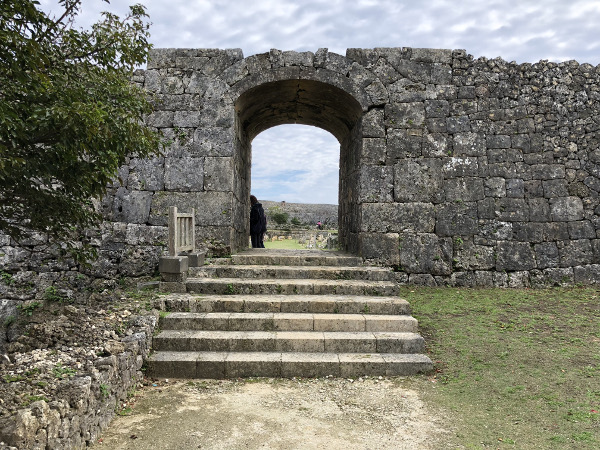西の郭から一の角を望む