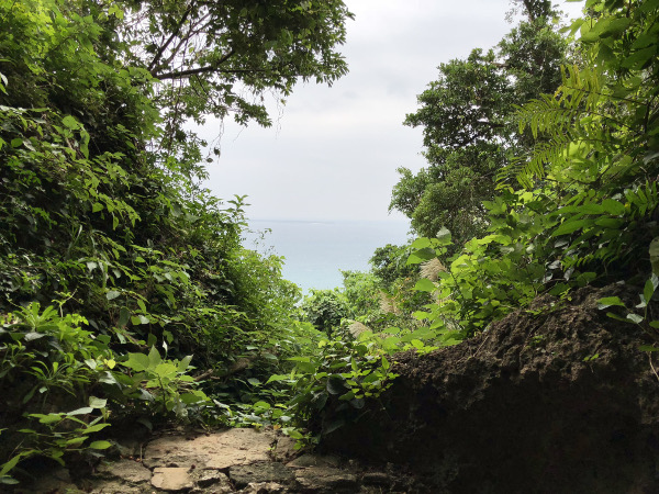 三庫理から久高島を望む