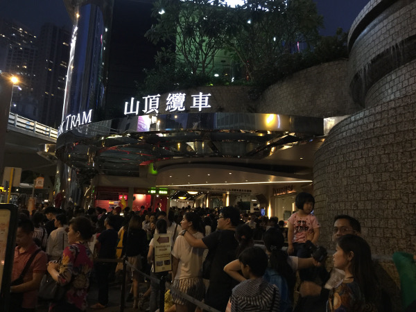 ピークトラムの駅の混雑